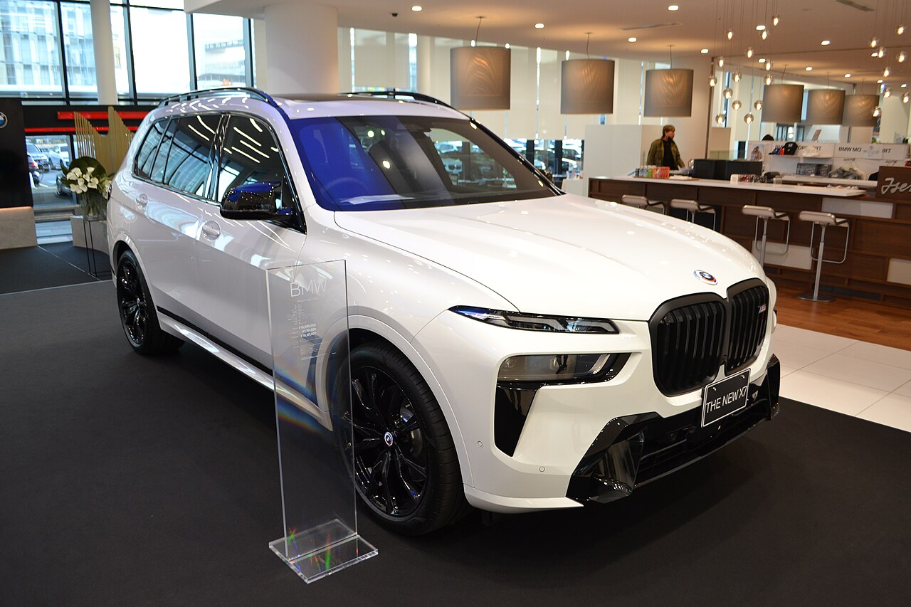 X7 M60i preview 3